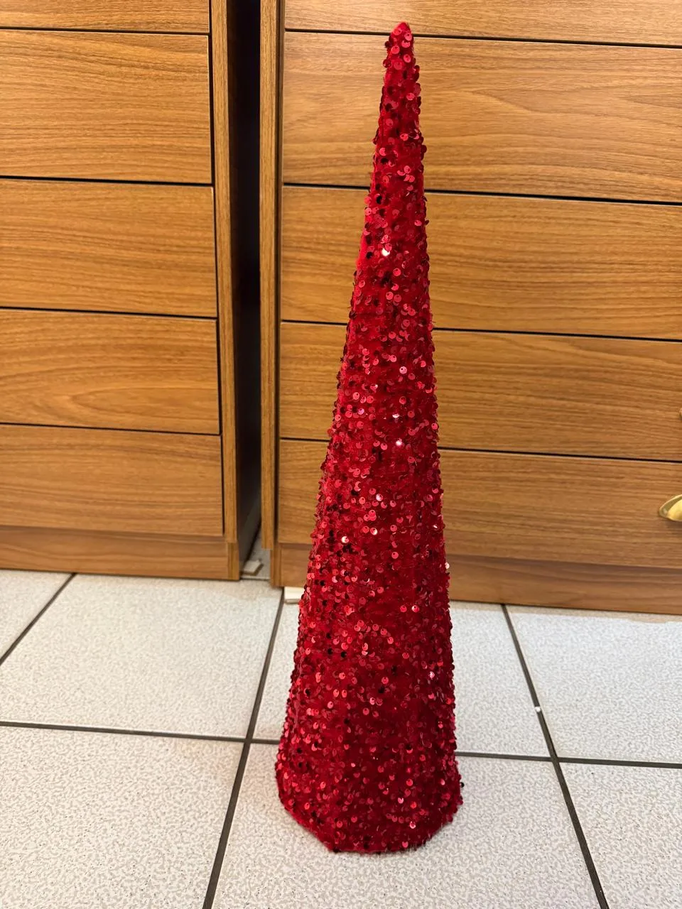 Árvore de Natal Cônica Decorativa com Lantejoulas Vermelhas