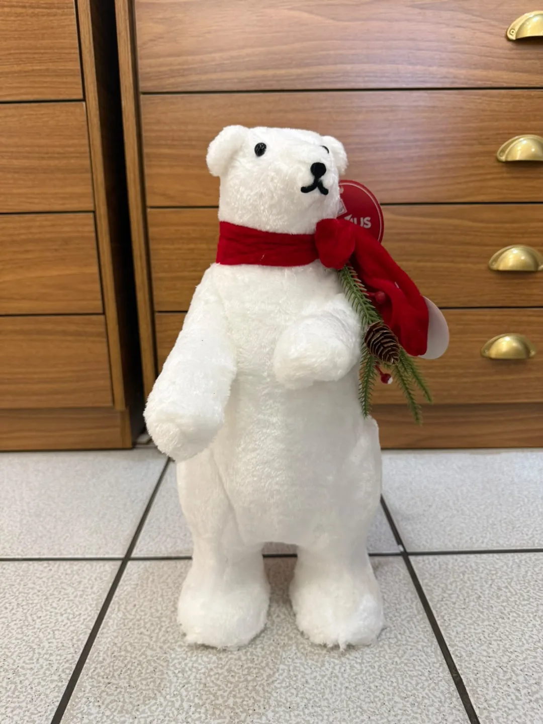 Urso Polar Decorativo em Pelúcia com Cachecol Vermelho – Enfeite de Natal