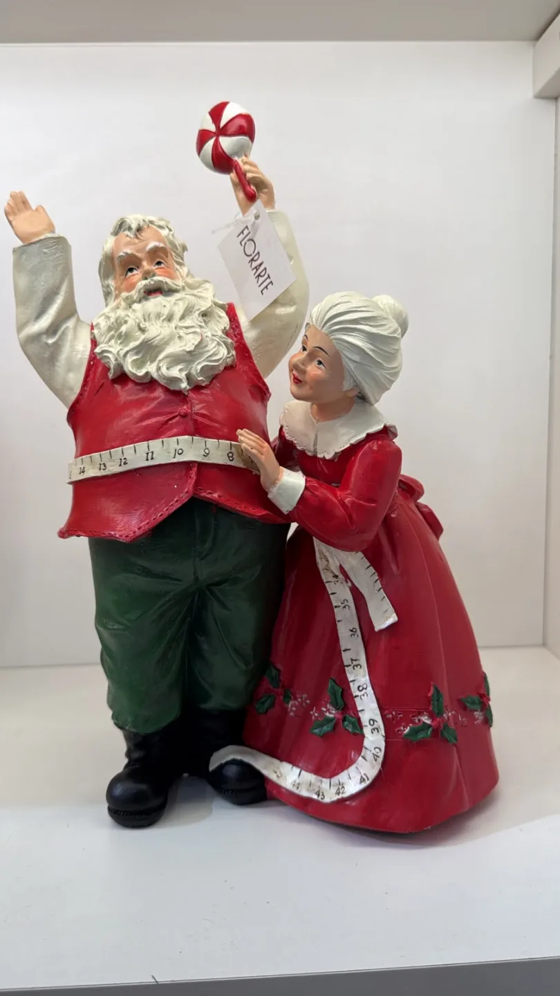 Enfeite Mamãe Noel Medindo Cintura Do Papai Noel