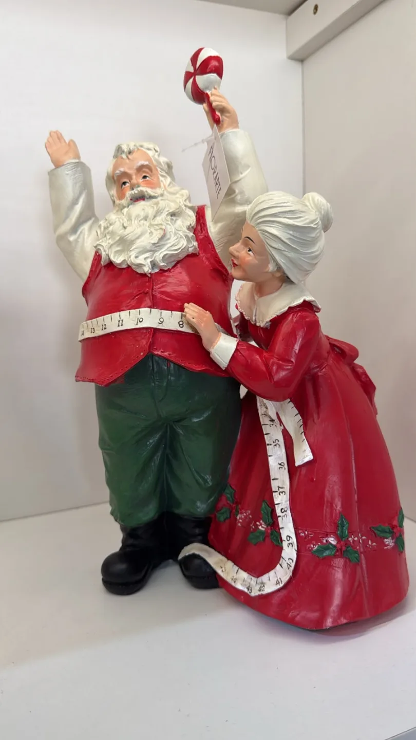 Enfeite Mamãe Noel Medindo Cintura Do Papai Noel